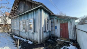 2-комнатная квартира в деревянном жилом доме в центре города