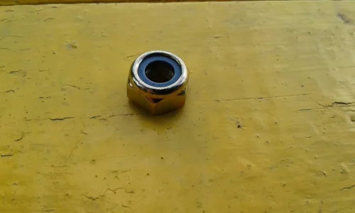 Гайки М10х1 самоконтрящие, 9руб за 100шт