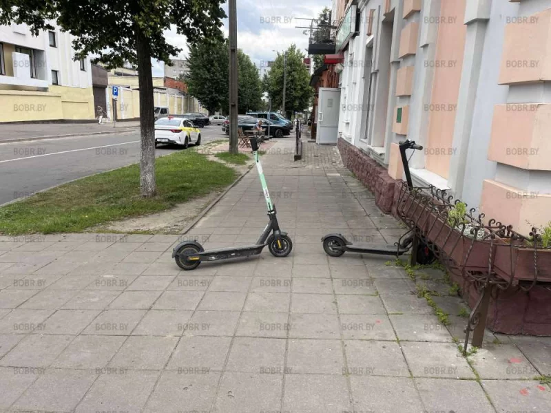 Чем думал человек, когда ставил так самокат. Нечем думать, наверное.