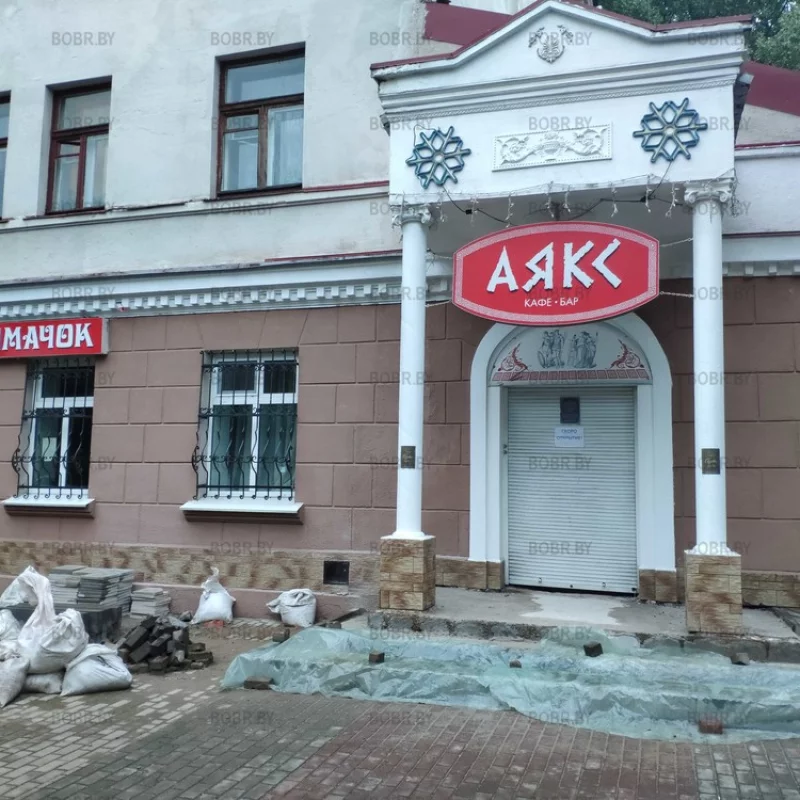 Скоро открытие нового кафе.