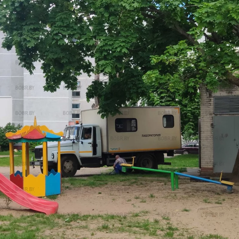 Сливает топливо с бака...