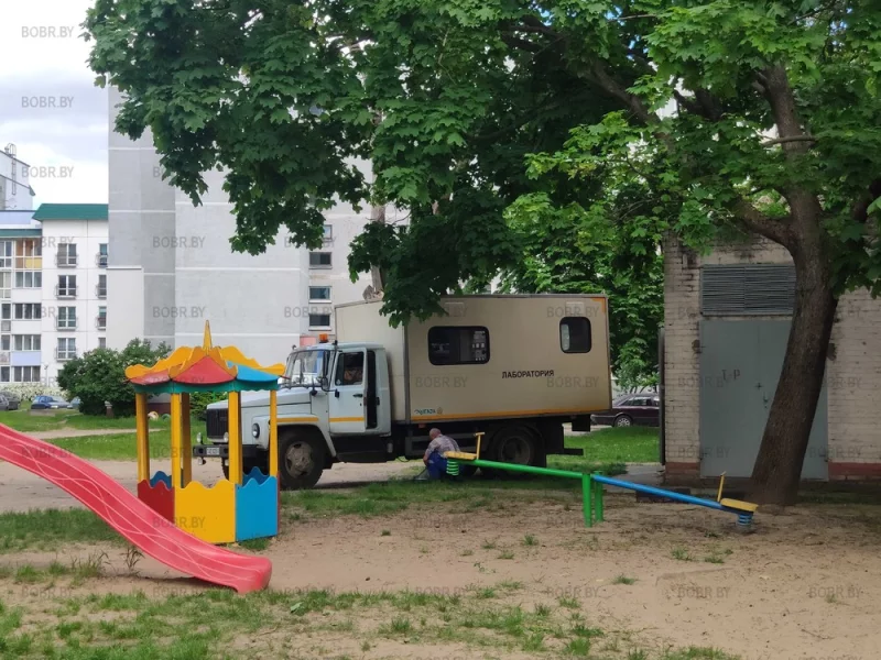Сливает топливо с бака...