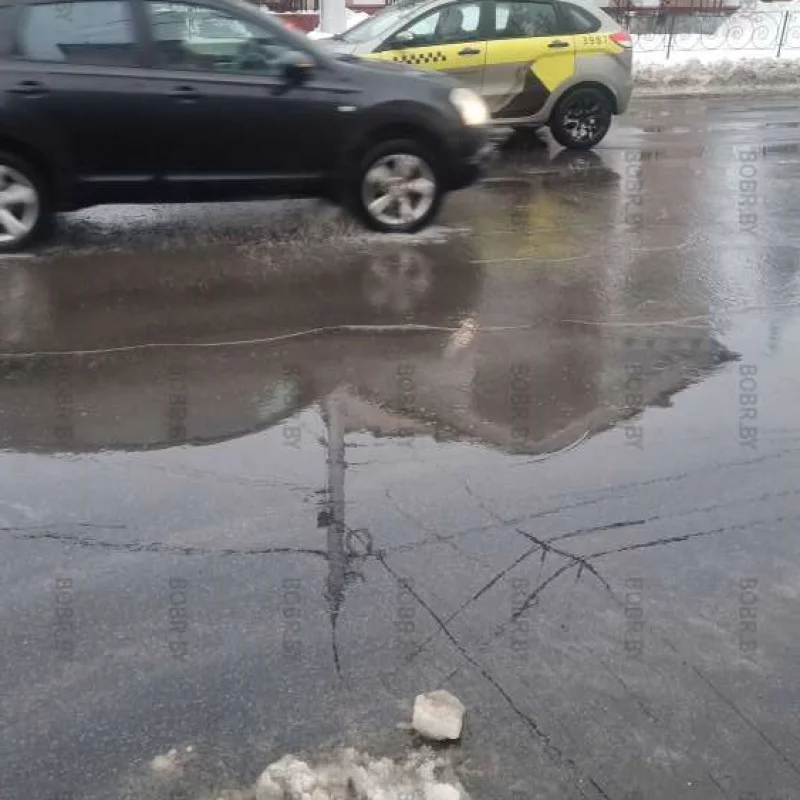 Во время дождя или во время таяния снега данный пешеходный переход безопасно пройти невозможно из-за огромной лужи посередине. Интересно, в городе кого-нибудь и волнует эта проблема или нет?