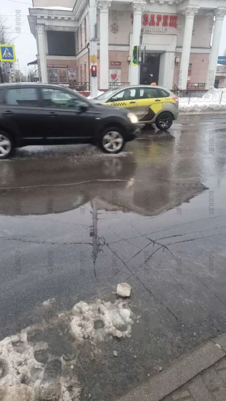 Во время дождя или во время таяния снега данный пешеходный переход безопасно пройти невозможно из-за огромной лужи посередине. Интересно, в городе кого-нибудь и волнует эта проблема или нет?