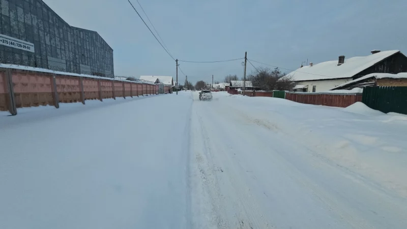 На значительное участке Карла Маркса отсутствуют тротуары. Приходится идти по проезжей части