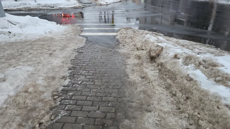 Тротуары, особенно на спусках к переходам, очень скользкие. Нужно быть очень осторожным, чтобы не упасть