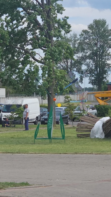 Поставили стрекоз возле искусственного букета и сделали несколько новых цветников. Цветники наверное должны светиться ночью