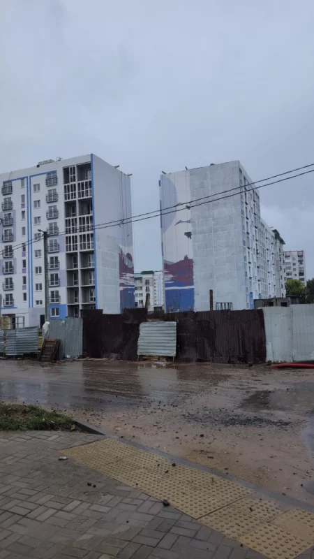 Новостройки на Советской возле пляжа. Новый мурал