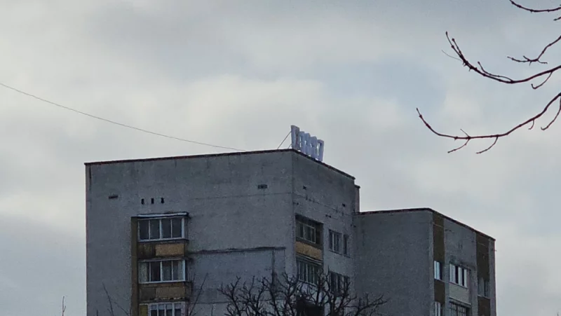 Новые буквы на парапетах домов возле белой церкви