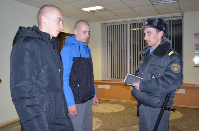 Дружинники помогают милиции охранять общественный порядок