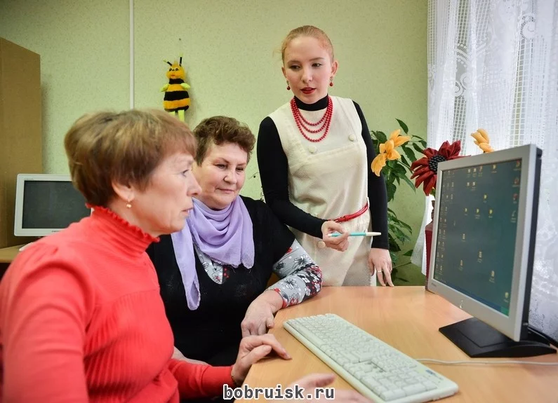 Пенсионеров обучают работе на компьютере
