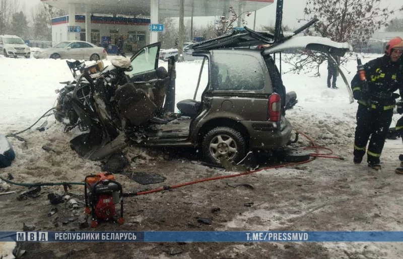 В Бобруйске случилось серьёзное ДТП, понадобилась помощь спасателей (дополнено)
