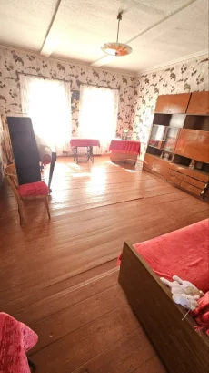 Часть жилого деревянного дома в городе