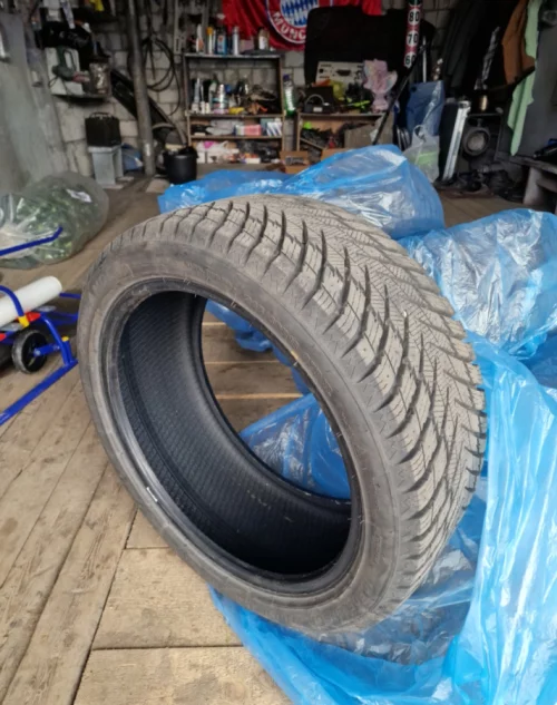 Почти новую резину Grenlander ICEDEFENSOR STUD II