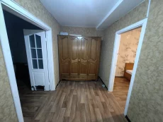 Квартиру, 2 комн., 61 м², этаж 2 из 4