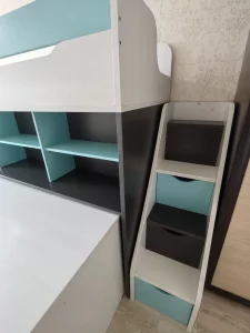 Двухъярусная кровать с выдвижным столом