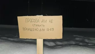 «Чистил я — парковка моя». Как бобруйчане бронируют расчищенное от снега место