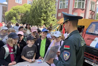 В Бобруйске в День защиты детей спасатели с помощью логических игр рассказали родителям и детям о безопасности