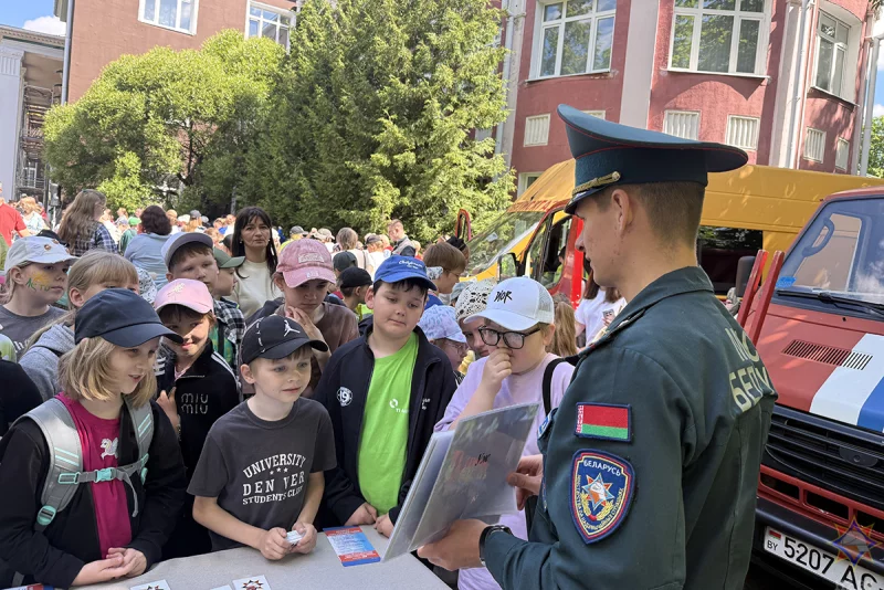 В Бобруйске в День защиты детей спасатели с помощью логических игр рассказали родителям и детям о безопасности
