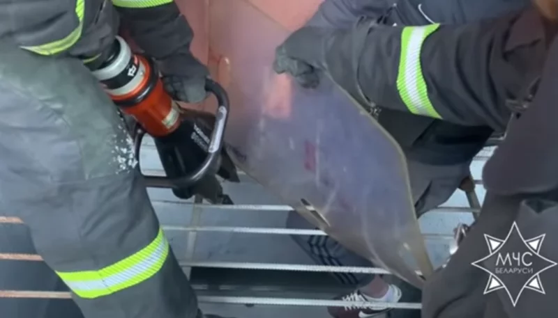 МЧС помогло мужчине, застрявшему ногой в металлической решетке в Бобруйске