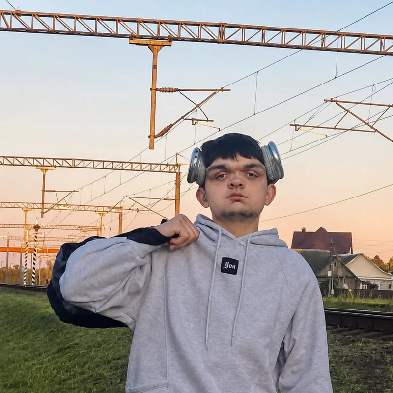 «Плакал и молился, чтобы проснуться нормальным». 16-летний бобруйчанин рассказал о генетическом заболевании и принятии себя