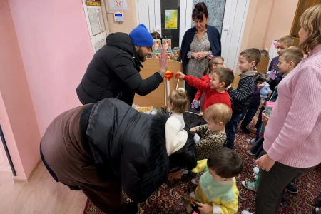 «Дети должны видеть хороший пример». Бобруйчанин строит спортплощадку для воспитанников Каменской спецшколы