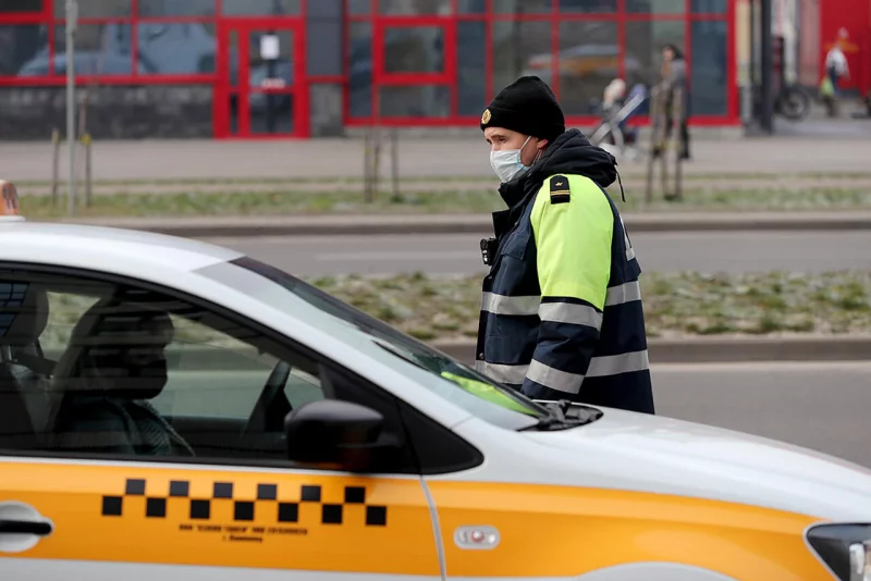 Водители такси и автобусов под контролем ГАИ