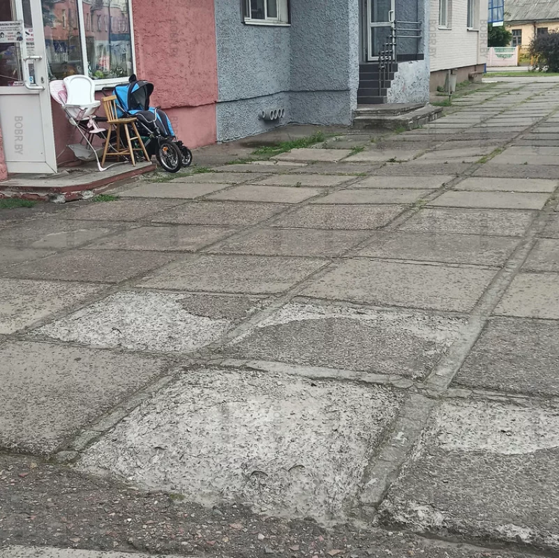 Хотелось бы, чтобы люди не получали травмы на таких тротуарах..
