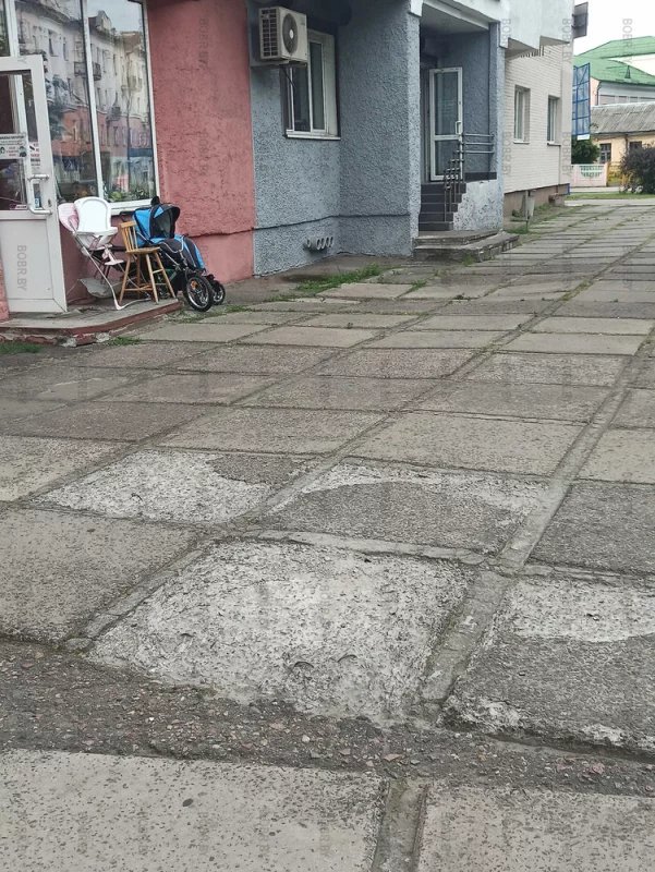 Хотелось бы, чтобы люди не получали травмы на таких тротуарах..