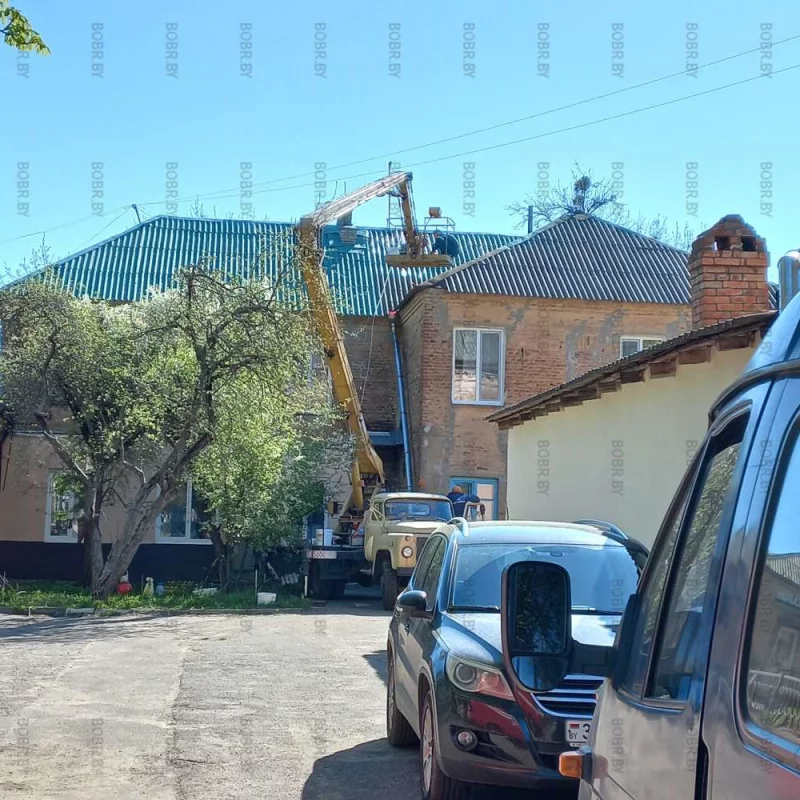 К 9 мая красят не только газон, но и крыши