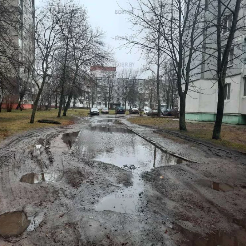 Въезд во двор по улице Рокоссовского 48. Кроме как по газону на легковой машине не заедешь