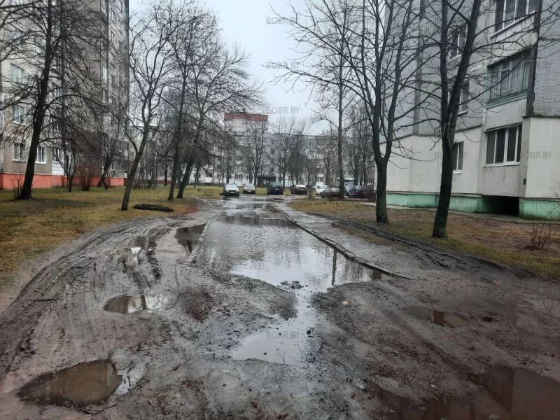 Въезд во двор по улице Рокоссовского 48. Кроме как по газону на легковой машине не заедешь