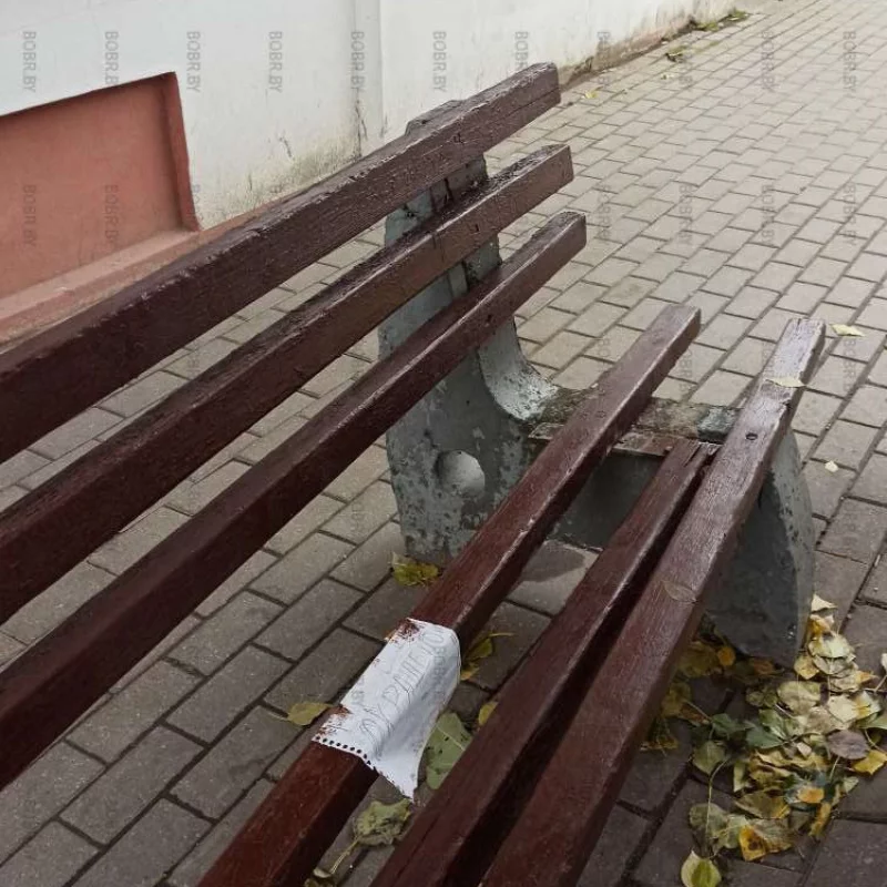 Злосчастные лавочки на остановке окрасили, а про ремонт почему-то забыли