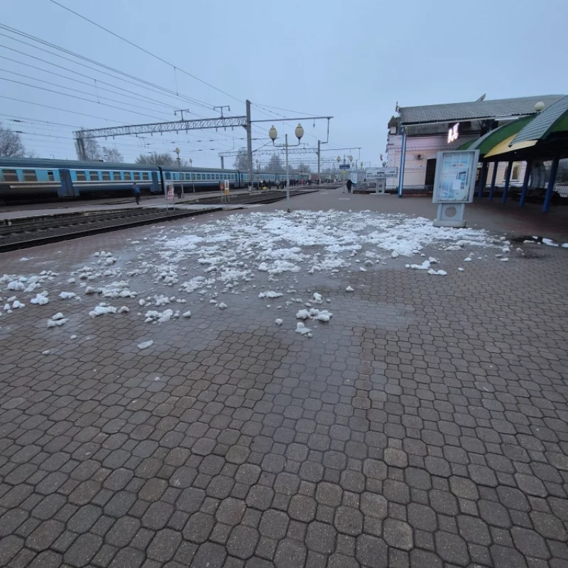 Когда снег выпадет - чистим, когда нет его - разбрасываем