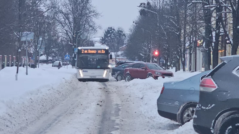 Автобус #2 не смог проехать из-за припаркованных авто
