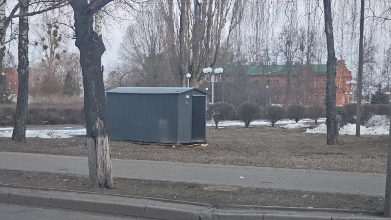 Привезли времянку и забор. Наверное будут начинать строить жилой дом возле Мяты