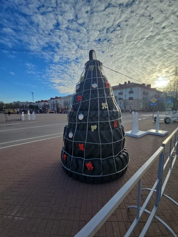 Новогодние ели от градообразующего предприятия