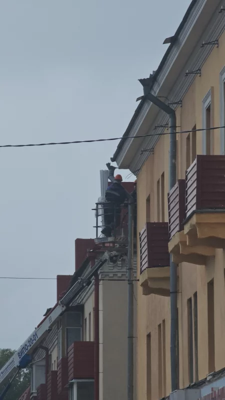 Монтируют подсветка фасада