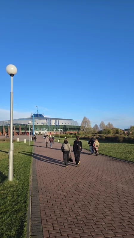 Сегодня хоккей и поэтому возле Ледового дворца очень много людей