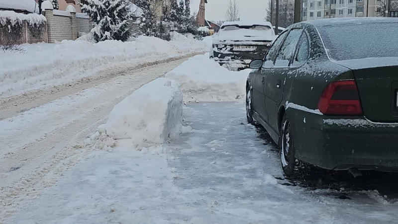 Наверное под линейку чистил - не более 1 м от авто : )