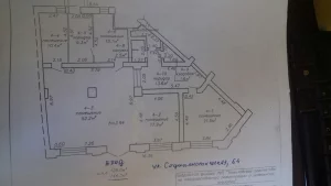 1-й этаж 3-х этажного административно-торгового здания в центре