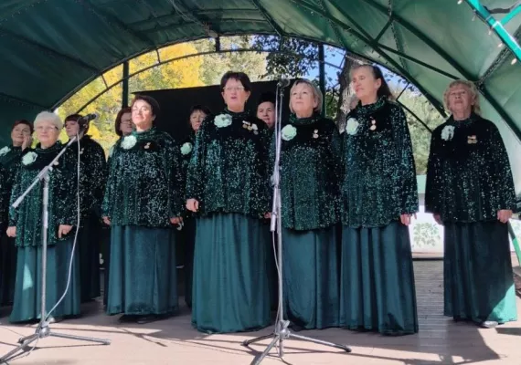 «Песні-спадарожнікі жыцця»: в парке культуры Бобруйска выступил народный хор ветеранов труда