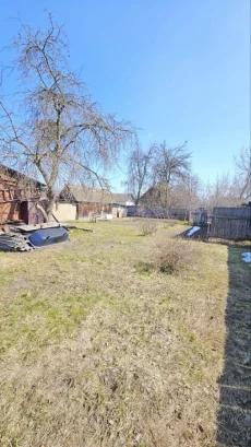 Часть жилого деревянного дома в городе