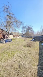 Часть жилого деревянного дома в городе