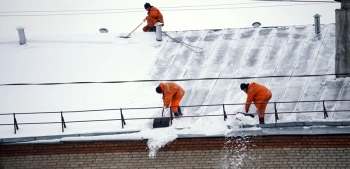 Очистка крыш от снега и наледи