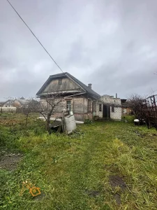 Бревенчатый дом по улице Марии Бобровой