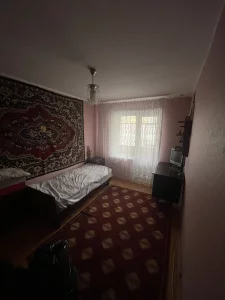 3-к квартира в 6 м-не возле ТЦ Спектр, две лоджии, погреб, неугловая