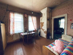 2-комнатная квартира в деревянном жилом доме в центре города