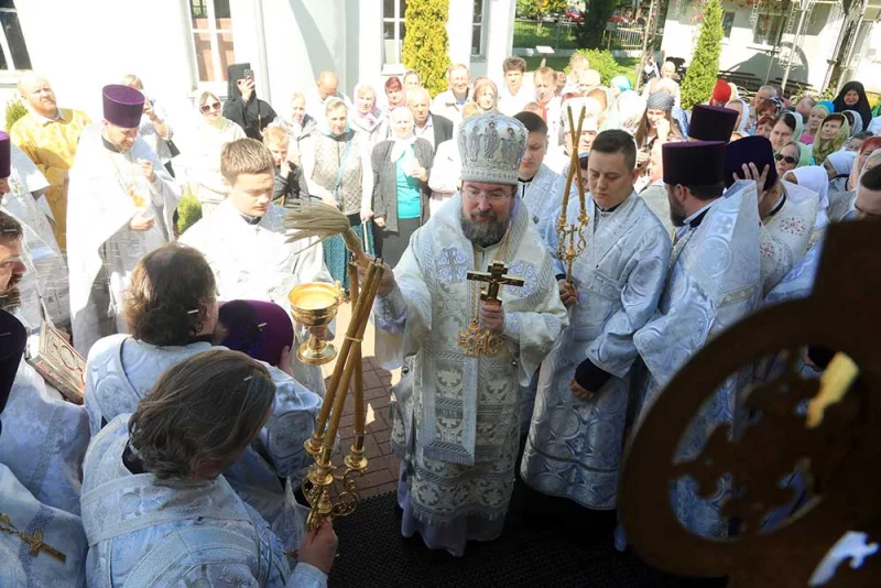 Епископ Бобруйский и Быховский Серафим возглавил престольное торжество в храме Святого Духа в Бобруйске в честь 125-летия со дня основания храма