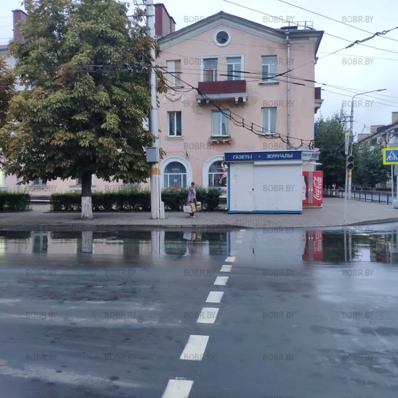 После ремонта улица Интернациональная, вода скапливается возле пешеходного перехода. Такой ремонт, что теперь улицу не пройдёшь ноги не замочив. Ломать не строить!